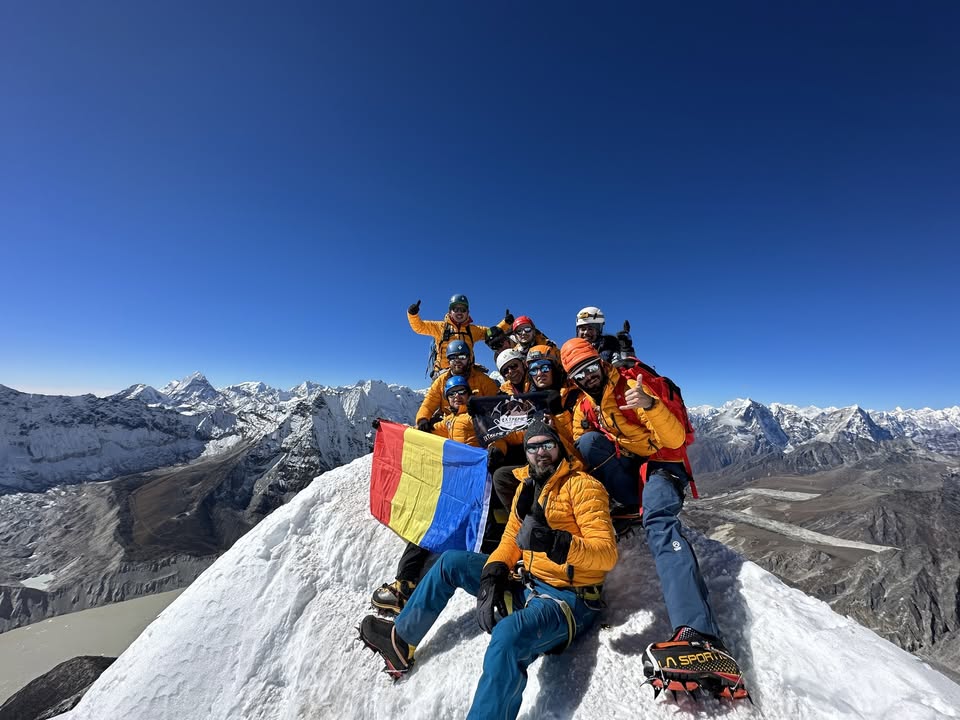 Lobuche East 6119m si Everest Base Camp 2,890 euro (18 zile)