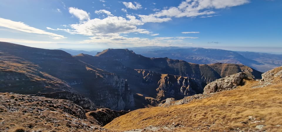 Aventură pe Creasta Balaurului: Drumeție Pe Nemarcate în inima Bucegilor